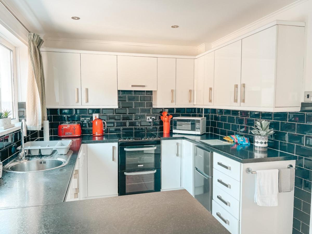 Staybynumbers - Spacious Three Bed House Royal Hillsborough Exterior foto