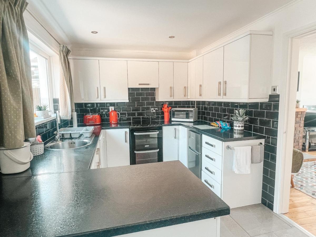 Staybynumbers - Spacious Three Bed House Royal Hillsborough Exterior foto