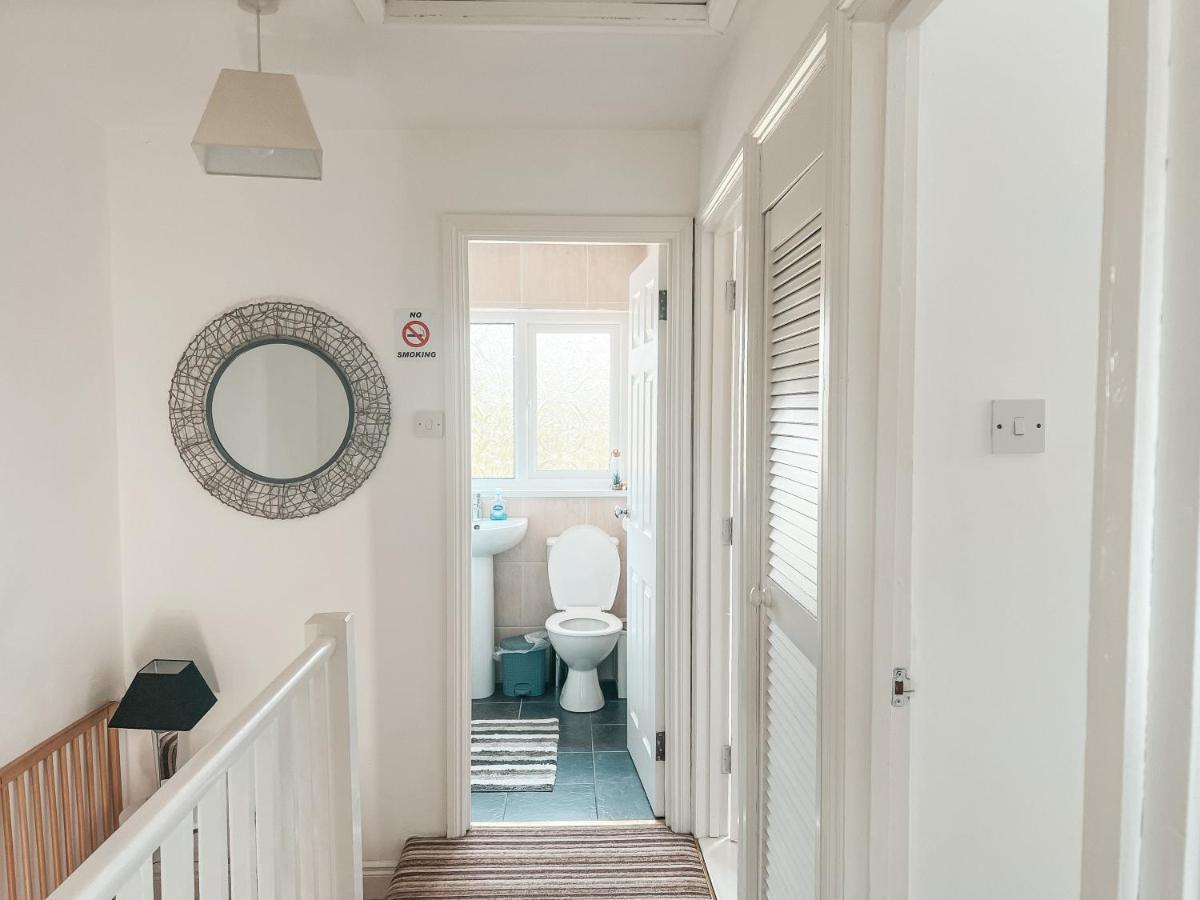 Staybynumbers - Spacious Three Bed House Royal Hillsborough Exterior foto