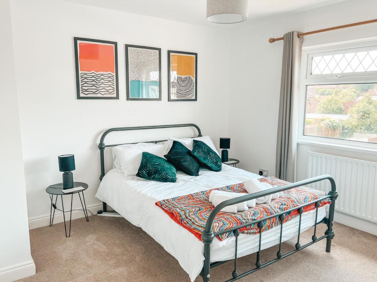 Staybynumbers - Spacious Three Bed House Royal Hillsborough Exterior foto