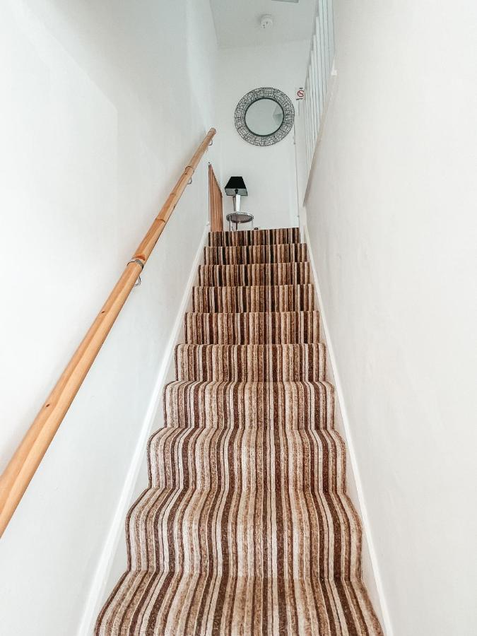 Staybynumbers - Spacious Three Bed House Royal Hillsborough Exterior foto