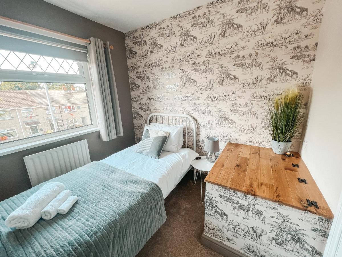 Staybynumbers - Spacious Three Bed House Royal Hillsborough Exterior foto