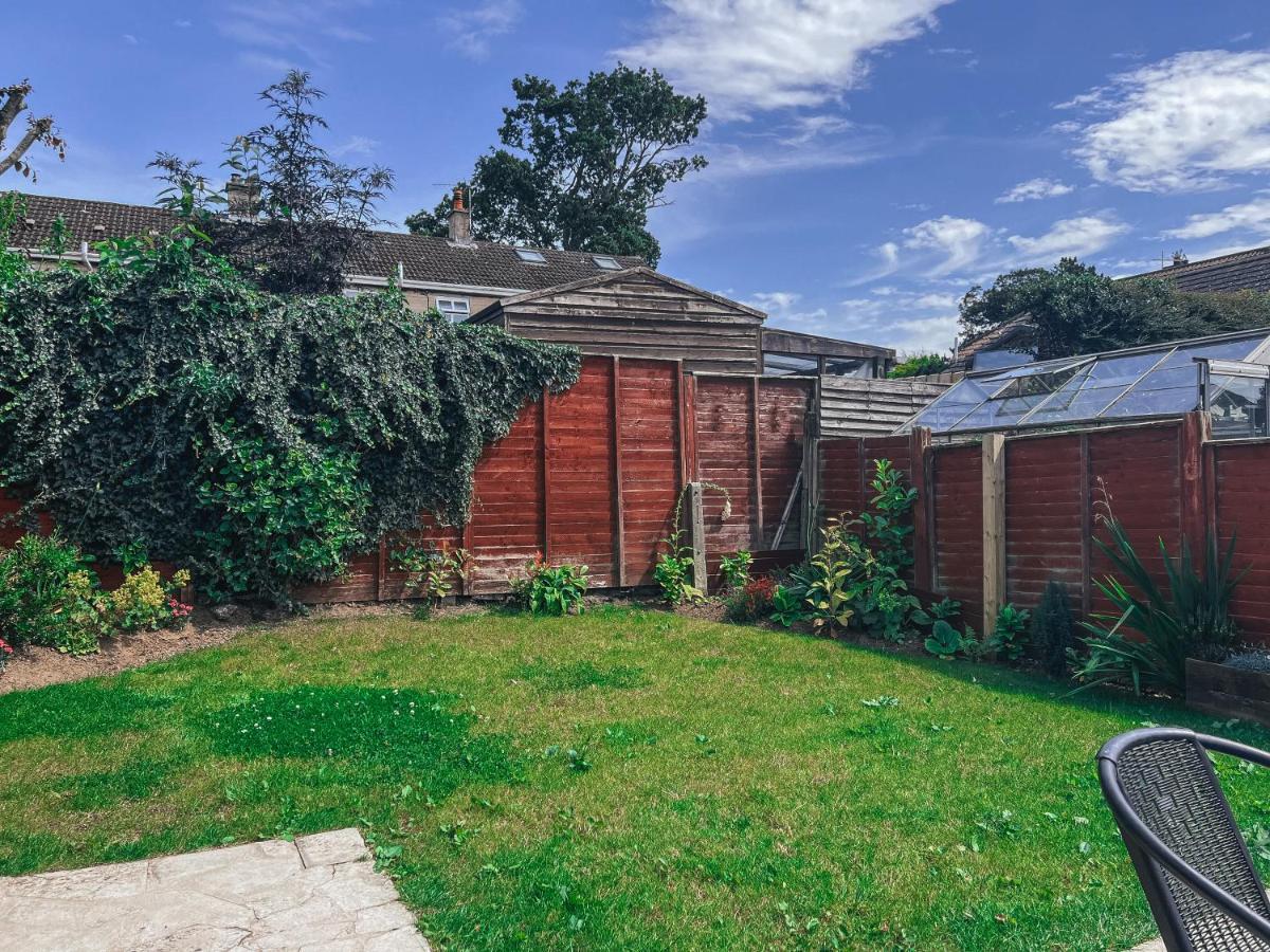 Staybynumbers - Spacious Three Bed House Royal Hillsborough Exterior foto