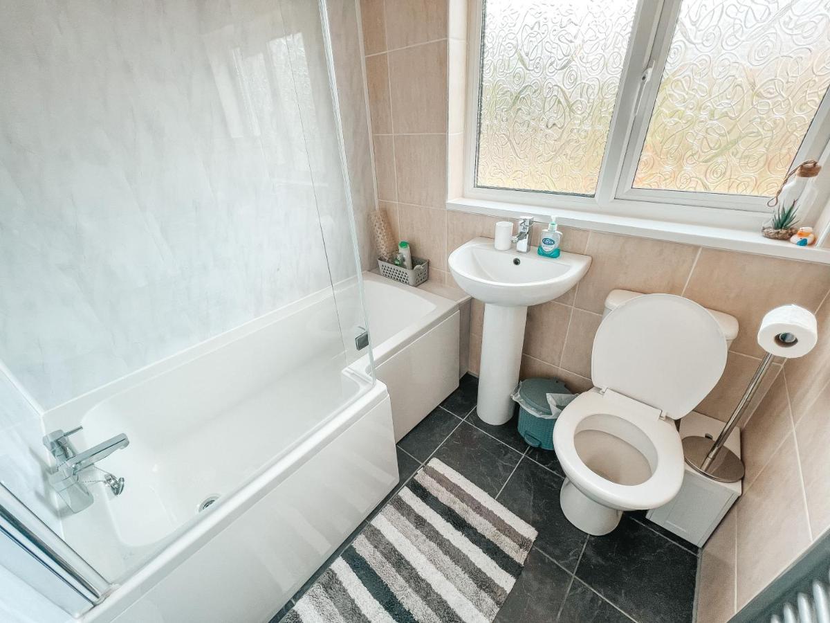 Staybynumbers - Spacious Three Bed House Royal Hillsborough Exterior foto